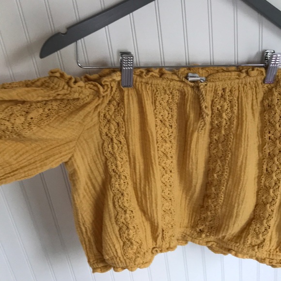 A yellow ruffled cropped shirt - Picture 2 of 2